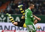 Nedtur. Dortmunds Ciro Immobile får sig en flyvetur i duellen med Alejandro Galvez. Det har i det hele taget været et frygteligt efterår i Bundesligaen for vicemestrene. 