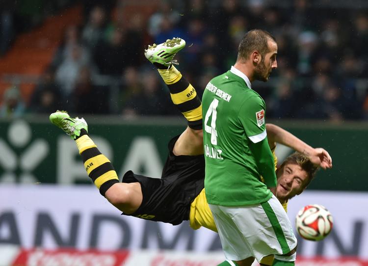 Nedtur. Dortmunds Ciro Immobile får sig en flyvetur i duellen med Alejandro Galvez. Det har i det hele taget været et frygteligt efterår i Bundesligaen for vicemestrene. 