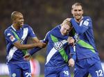 Muntert. Vi har desværre ikke billeder fra dagens kamp, men målscorerne Naldo (til venstre) og Bas Dost (til højre) havde også smilet fremme i kampen mod Dortmund, hvor de tiljubler holdkammerat Kevin De Bruyne. 