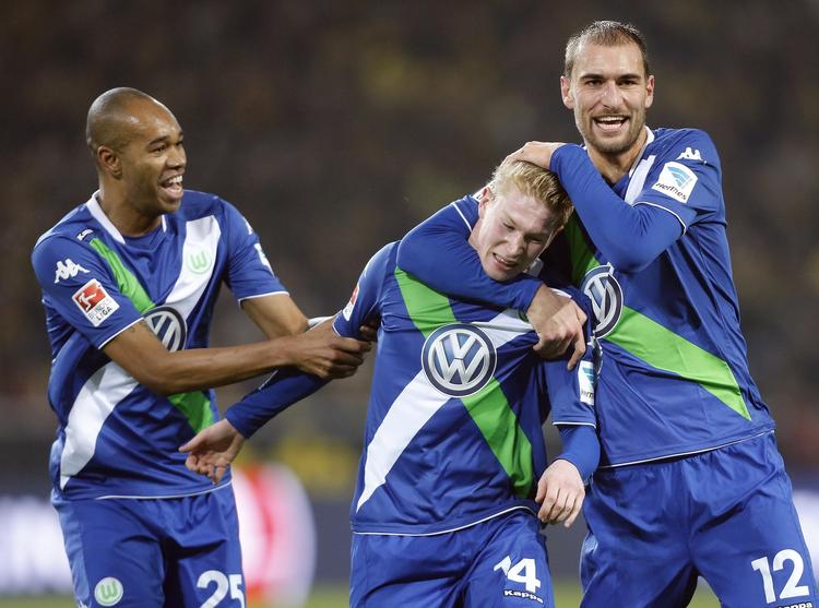 Muntert. Vi har desværre ikke billeder fra dagens kamp, men målscorerne Naldo (til venstre) og Bas Dost (til højre) havde også smilet fremme i kampen mod Dortmund, hvor de tiljubler holdkammerat Kevin De Bruyne. 