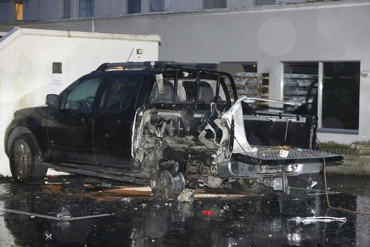 BILRESTER. Resterne af bil, som blev beskadiget under bombeeksplosionen i Malmø i morges, skal undersøges af svensk politi, som også skal forsøge at finde ud af, hvilken type sprængstof, der er blevet brugt. 