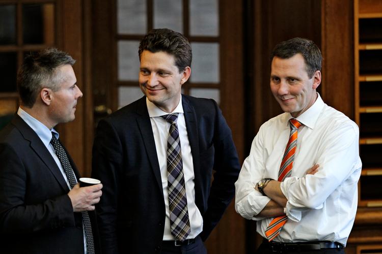 Ved de to foregående valg til Folketinget har Socialdemokraternes nuværende politiske ordfører, Ole Hækkerup (midten, red), ført valgkamp uden for sin egen kreds. Dengang fandtes reglerne dog ikke. Her er han fotograferet sammen med sin  bror sundhedsminister Nick Hækkerup (th.) og erhvervs- og vækstminister Henrik Sass Larsen (tv.). 