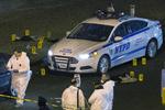 De to betjente blev skudt gennem ruden på deres politibil, mens de var på patrulje i bydelen Brooklyn. 