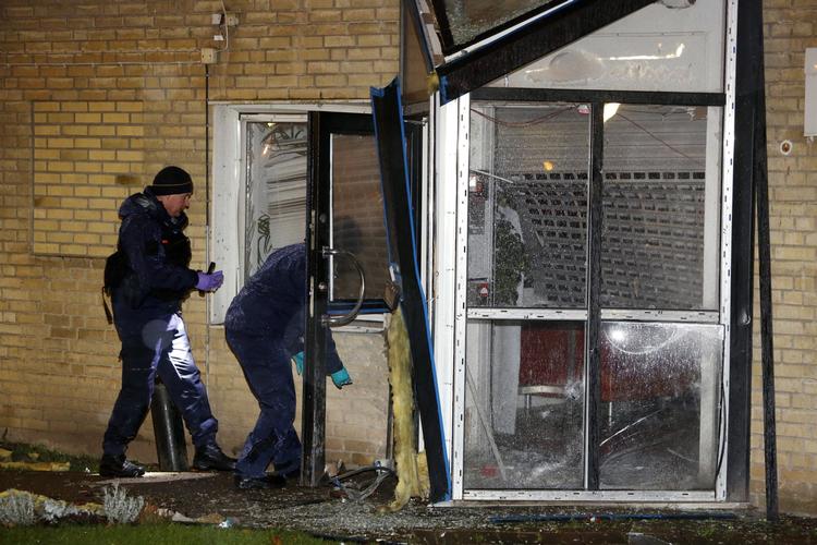 Politiet i gang med at undersøge ødelæggelserne efter en eksplosion, der ramte en bygning i Malmø-bydelen Rosengård natten til lørdag. I nat har bygningen været udsat for endnu en eksplosion. 