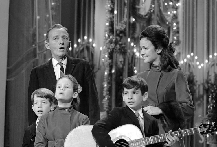 Jul. Bing Crosby og familien synger julen ind med klassikeren over dem alle: 'White Christmas'. Men er den gode Bing nu også nummer 1 på Skottes juleliste? 