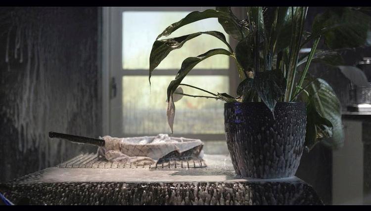 Krig. I 'Camp Kitchen' står slaget med køkkenets dagligdag og den krig, der punkterer idyllen via radio og tv og trænger sig på også i bogstavelig forstand - boller går i brand, køkkenmaskiner går amok, og konservesdåser eksploderer. Stillfoto fra værket 