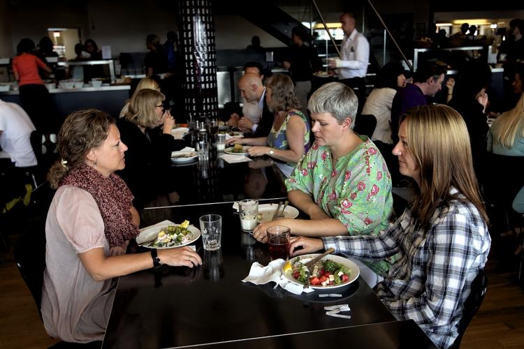 Trepartsforhandlinger. Vi skal arbejde længere og det vil danskerne hellere gøre ved at droppe den arbejdsgiverbetalte frokostpause end sløjfe to helligdage eller to feriedage. 