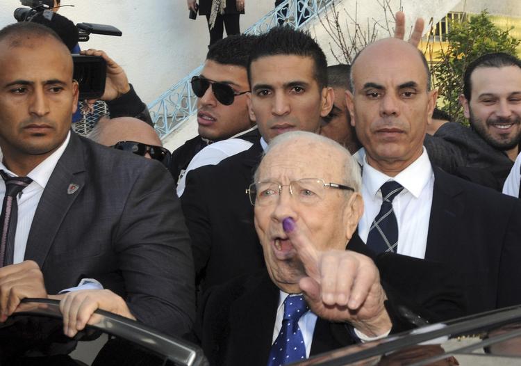 Glæde. Blækpletten på  Beji Caid Essebsis finger viser, at han har stemt. Snart kan han formentlig kalde sig selv præsident. 