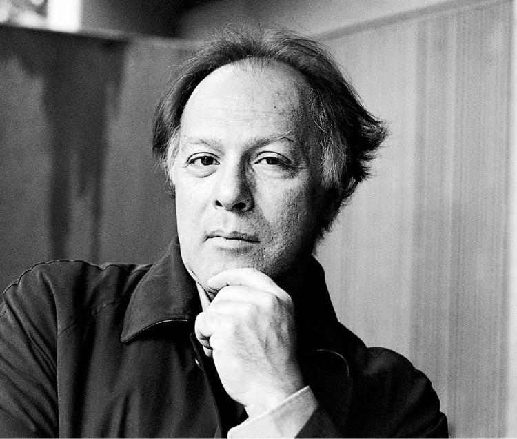 Filosofisk. Den spanske forfatter Javier Marías bruger i alle sine romaner og noveller en stærkt dramatisk optakt som afsæt for eksistentialistisk filosoferen. Indimellem kan det opleves trættende, men i 'Forelskelser' fungerer det.