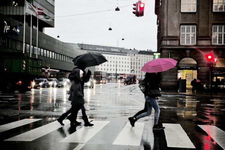 Regnvejr. Juleaften bliver våd. Senere kommer kulden. 