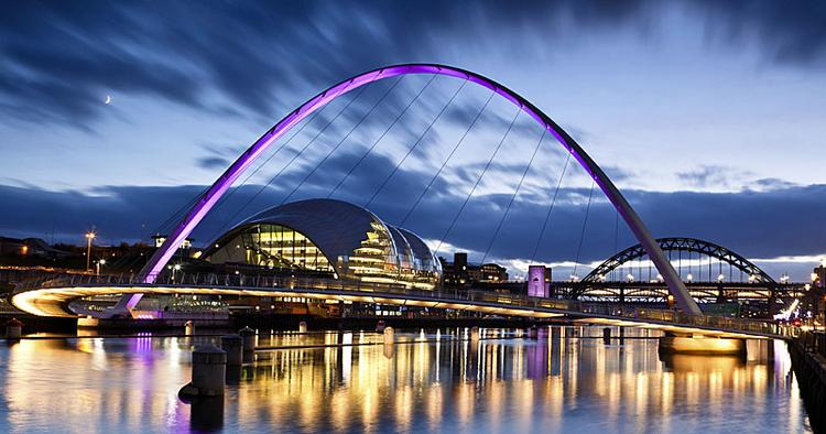 Fyrtårn. Koncert- og kulturhuset Sage Gateshead (i baggrunden) er tegnet af Lord Norman Foster. 