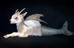 UDSTOPPET. Ville du købe dette havfrue-gedekid med vinger på Etsy.com? På nettet er amatør-taxidermi med et kunstnerisk formål blevet en ny trend. 