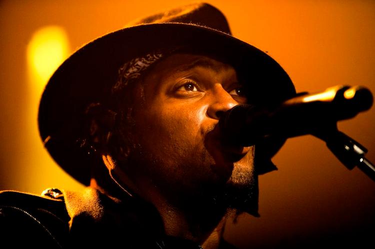 Genkomst. Med titlen, 'Black Messiah' taler D'Angelo ikke om sin egen tilbagevenden fra de halvdøde, men om at alle undertrykte mennesker skal rejse sig. Som han gjorde på billedet her - fra en koncert på Vega for to år siden. 