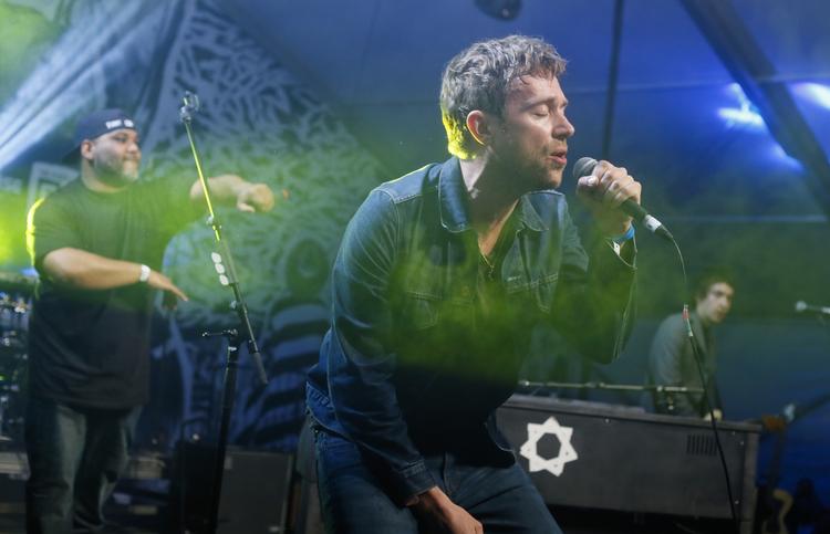 Hitmager. Blur-frontmanden Damon Albarn udgav i år sit første soloalbum. 'Everyday Robots' hed det. Og det var godt. 