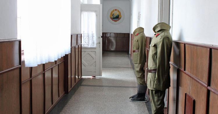 MILITÆRKOMPLEKS. Museet viser de rum og gange, hvor diktatoren og hans kone blev tilbageholdt, inden de blev skudt udenfor bygningen den 25. december 1989. 