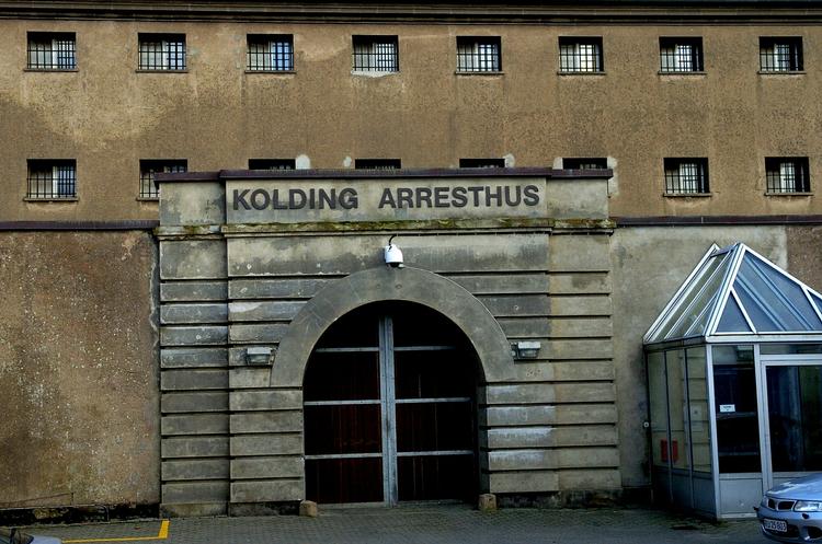 Arrest. Tønder Arrest blev taget i brug for 98 år siden, i 1916. Også arresthusene i Haderslev, Aabenraa og Sønderborg har omkring 100 år på bagen. I Svendborg har det lokale arresthus ligget der i 134 år - byggeriet blev igangsat i 1880. Her ses Kolding Arresthus. 
