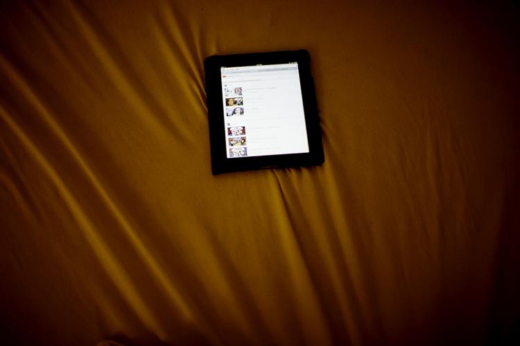 Sengekammerat. For mange er det en dårlig idé at invitere en tablet med i sengen, før man skal sove. 