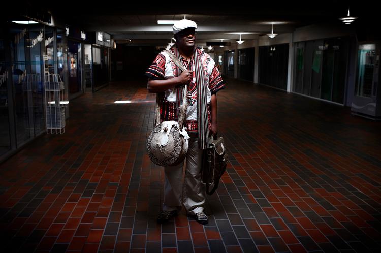 friby. Tendai Frank Tagarira har levet i skjul i flere år på grund af dødstrusler fra styret i Zimbabwe. SIden 2010 har han haft et frirum i Århus. Han var Danmarks første såkaldte friby-forfatter. 