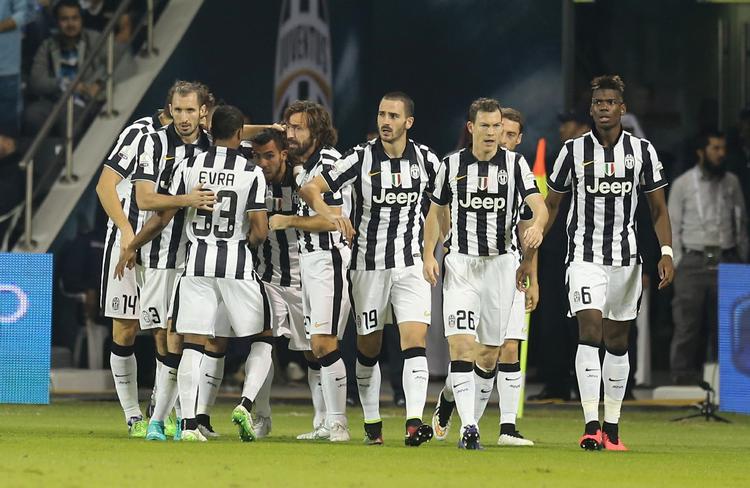 Målscorer. Carlos Tevez  får komplimenter af holdkammeraterne efter det ene af sine to mål. Senere brændte han et straffespark i konkurrencen fra 11 meter-pletten. 
