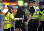 Tragedie. Redningsfolk eskorterer en fodgænger væk fra ulykkesområdet. 