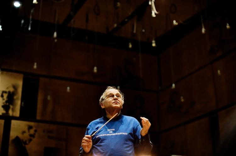 fri. Adam Fischer, DR UnderholdningsOrkestrets berømte chef, holder huller fri i 2015 for at kunne dirigere ensemblet under et nyt navn. 