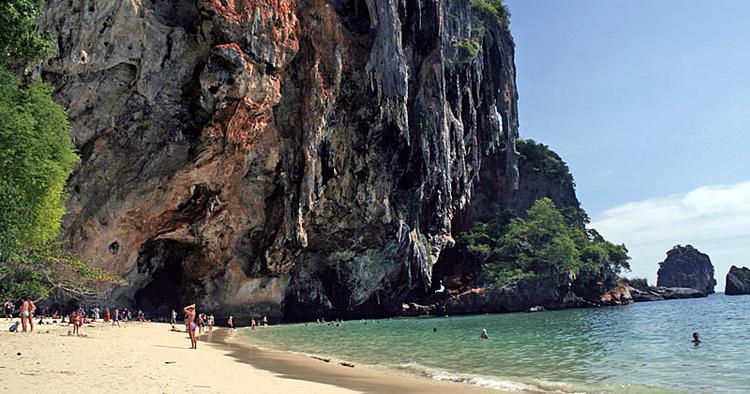 Comeback. Ao Nang er et af de områder, der ikke blev nær så hårdt ramt af tsunamien som andre steder på den thailandske vestkyst. 
