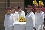 TRAGEDIE. Hvidklædte bedemænd bærer kisten under begravelsen af 34-årige Tori Johnson, som blev dræbt under gidseltagningen i Sydney sidste uge. 