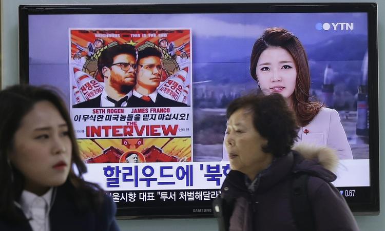 Internationalt. Filmen 'The Interview' er en komedie om to journalister, der besøger Nordkorea og myrder lederen Kim Jong-un. Nu er filmens premiere udsat på grund af trusler. 