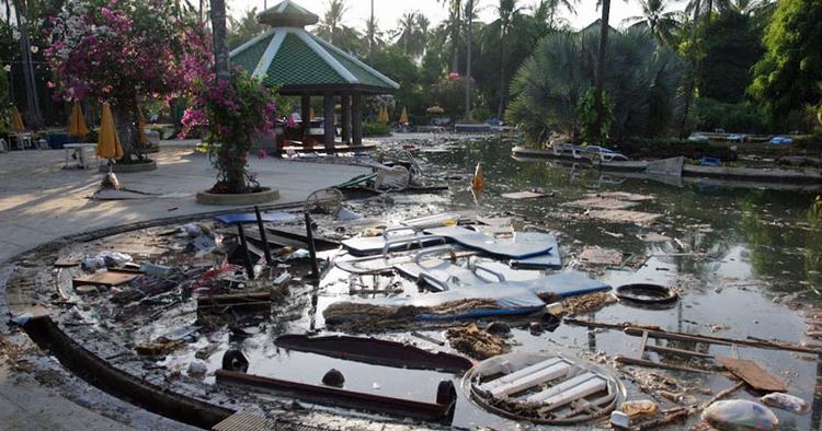 Destrueret. Pool og bar på hotellet Duangdjitt, hvor Frank Undall boede med sin familie. Billedet er taget dagen efter tsunamien den 26. december 2014. 