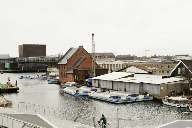 Trangravsbroen har tre ’ben’. Et til Grønlandske Handels Plads, et til Trangravsvej og et til Islands Plads. Der er to oplukkelige broklapper. I højsæsonen vil ca. 400 både, kajakker og kanalrundfarter sejle under/gennem broen om dagen. 