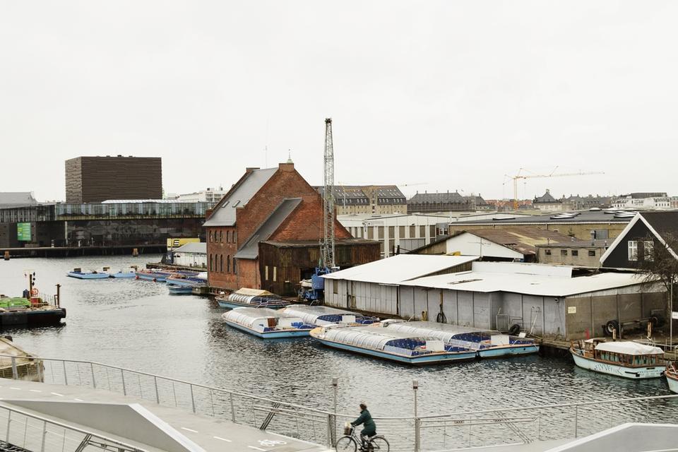 Trangravsbroen har tre ’ben’. Et til Grønlandske Handels Plads, et til Trangravsvej og et til Islands Plads. Der er to oplukkelige broklapper. I højsæsonen vil ca. 400 både, kajakker og kanalrundfarter sejle under/gennem broen om dagen. 