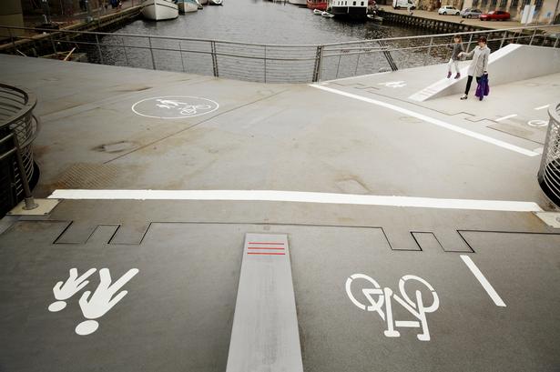 På Trangravsbroen er der på grund af de tre 'ben' er særpræget kryds, der kræver særlig årvågenhed. 