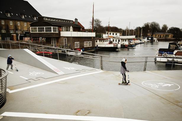 Børn har allerede taget den ny bro med den glatte belægning til sig - den er god, når man er på løbehjul. 
