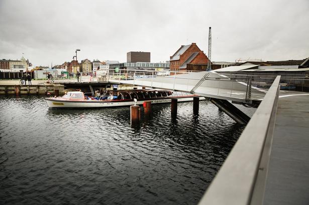 Broerne har begge en frihøjde, der tillader for eksempel kanalbådene at sejle under. 