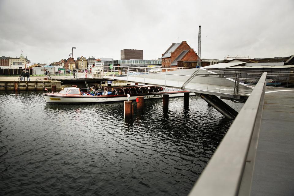 Broerne har begge en frihøjde, der tillader for eksempel kanalbådene at sejle under. 