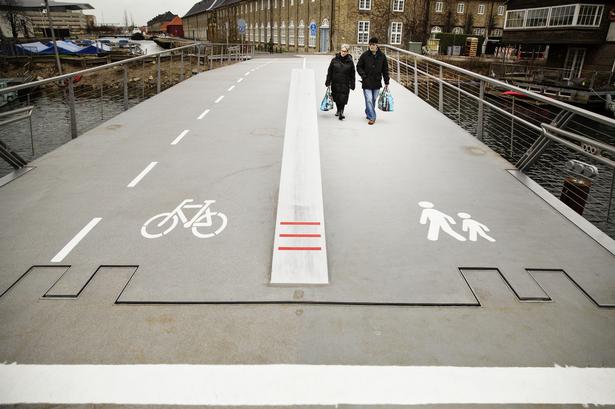 Begge broer er opdelt på langs, så der afmærkede stier til henholdsvis fodgængere og cyklister. 