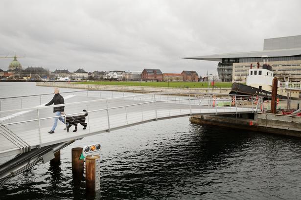 Proviantbroen sikrer forbindelse på langs af havnepromenaden helt fra Slusen i Sydhavnen til Operaen og resten af Holmen mod nord. 