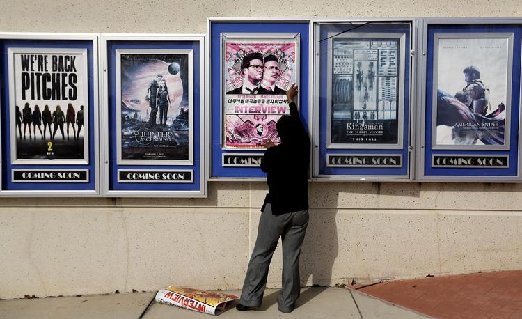 Først var planen, at Hollywood-komedien 'The Interview' skulle vises i juledagene. Det blev i første omgang forhindret af en gruppe hackere som menes at stamme fra Nordkorea. Nu er to amerikanske biografer så alligvel klar til at vise filmen. 