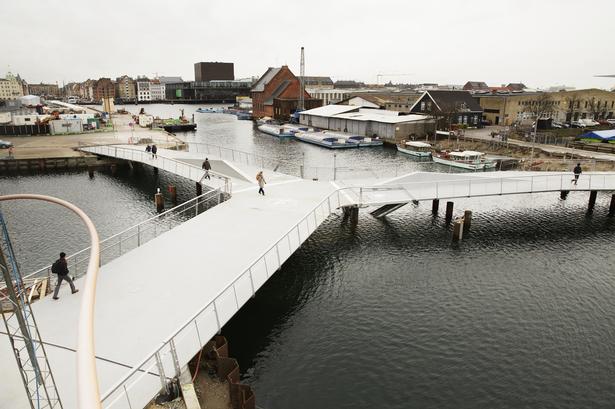 Endelig er Trangravsbroen og Proviantbroen åbne. Det skete lørdag 21. december. Her ses Trangravsbroen. 
