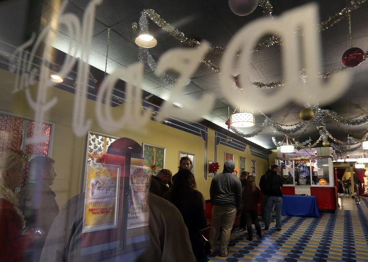 Folk står i kø for at sikre sig biletter til premieren på 'The Interview' i Plaza Theatre i Atlanta. 