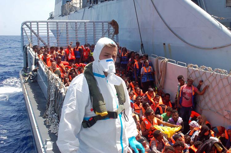 Skibbrud. En italiensk kadet gjorde i august 2014 klar til at hjælpe en gruppe bådflygtninge om bord på det italienske flådefartøj San Giusto. 