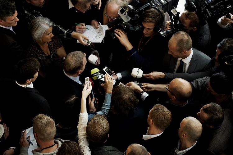 Presseadfærd. To af tre folketingsmedlemmer er helt eller delvist enige i, at journalisterne på det seneste er blevet mere respektløse. 