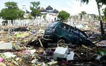 Mærkedag. En bil og andet vraggods foran mosken i Banda Aceh efter tsunamien, der blev udløst af et jordskælv i juledagene for ti år siden. Undergrunden er stadig præget af skælvet. 