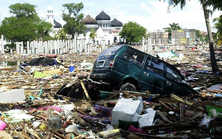 Mærkedag. En bil og andet vraggods foran mosken i Banda Aceh efter tsunamien, der blev udløst af et jordskælv i juledagene for ti år siden. Undergrunden er stadig præget af skælvet. 