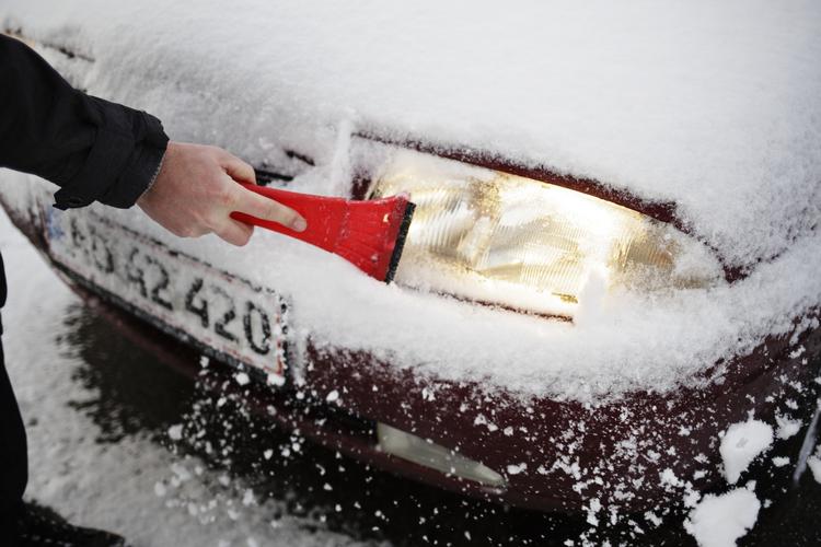 Frost. Mange trafikanter måtte her til morgen påregne lidt ekstra tid til at skrabe bilen fri. Foto fra første juledag. 