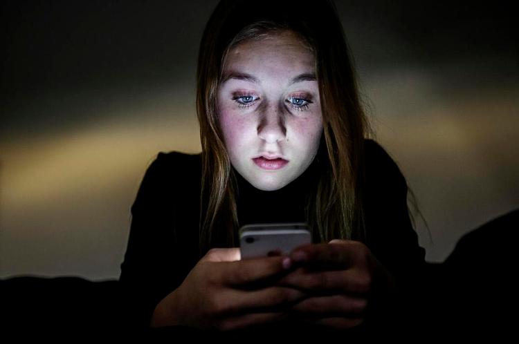 Update. Emilie Steenberg har svært ved at finde ro, fordi alle forventer at hun er klar til at tage sin telefon. Nogle gange går det ud over søvnen. 