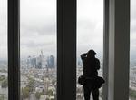 EU. Den Europæiske Centralbank (ECB) spiller en nøglerolle i den nye bankunion, der først og fremmest er tiltænk eurolandene. Den magtfulde bank med hovedsæde i Frankfurt er ved at få bygget en nyt tårn, der skal afløse det gamle 'Eurotower'. 