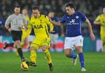 Tvekamp. Christian Eriksen i duel med Matty James fra Leicester. 