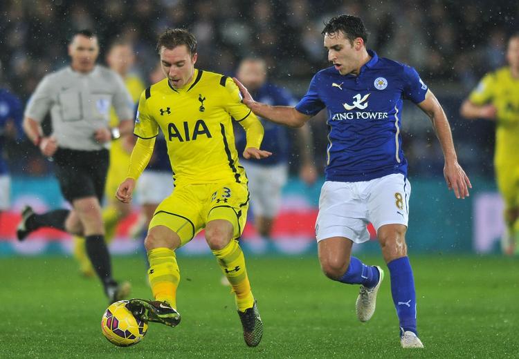 Tvekamp. Christian Eriksen i duel med Matty James fra Leicester. 
