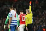 UDVIST. En af flere dårlige beslutninger i kampen tog Olivier Giroud, da han gjorde sig fortjent til Martin Atkinsons røde kort. 